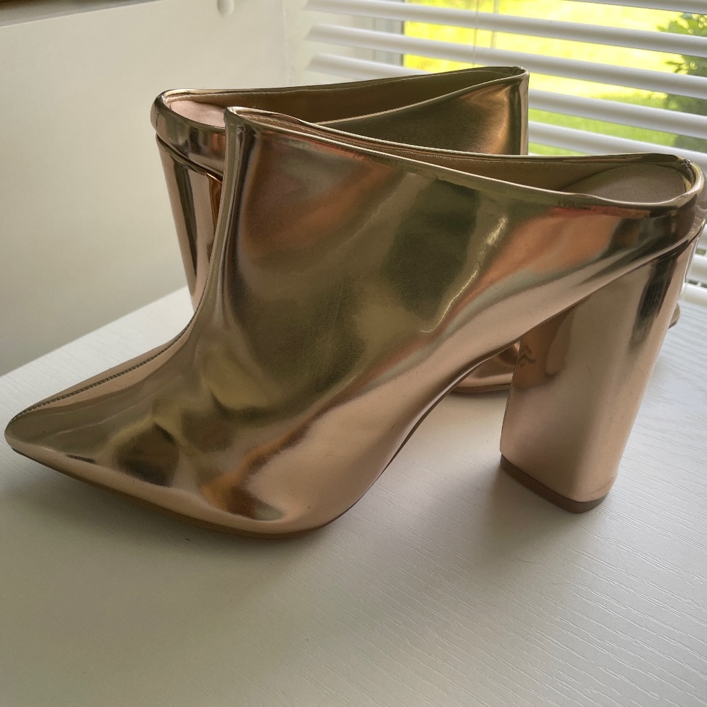 Qupid Women’s Pointy Toe Chunky Block Heel Mule Bootie in Rose Gold Size 9